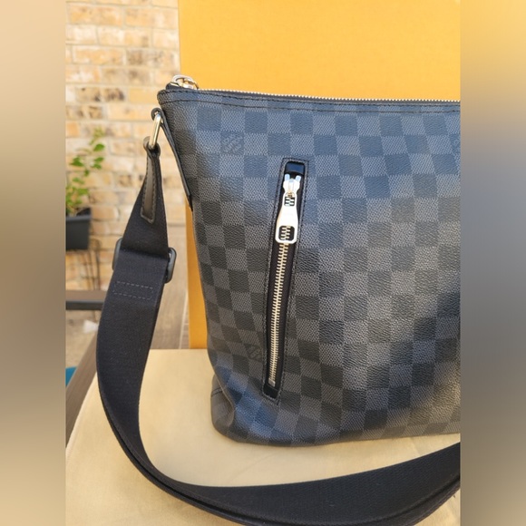 Damier Graphite Mick GM Messenger Bag - Picture 5 of 16